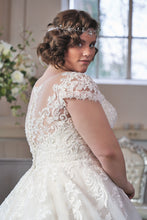 Load image into Gallery viewer, Trouwjurk plussize grote maat bruidsjurk passen en te koop in de winkel in Naaldwijk Westland nabij Vlaardingen - Schiedam