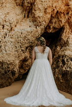 Load image into Gallery viewer, Betaalbare bruidsmode voor de plussize bruid met een maatje meer. Maat 50 te passen in de winkel in Naaldwijk - Westland nabij Den Haag. Romantisch en vintage max 1500 euro