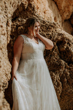 Load image into Gallery viewer, Betaalbare bruidsmode voor de plussize bruid met een maatje meer. Maat 50 te passen in de winkel in Naaldwijk - Westland.Nabij Delft Rijswijk en Rotterdam