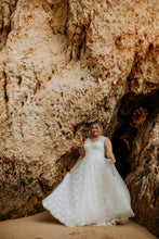 Load image into Gallery viewer, Betaalbare bruidsmode voor de plussize bruid met een maatje meer. Maat 50 te passen in de winkel in Naaldwijk - Westland. Romantisch en vintage, trouwen aan het strand Zuid Holland