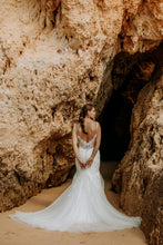 Load image into Gallery viewer, Trouwjurk met kant en tulle en een open blote rug maat 44, 650 euro te koop en passen in de winkel in Naaldwijk Den Haag en Rotterdam