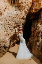 Load image into Gallery viewer, zoek jij een trouwjurk die online te koop is maar ook nog betaalbaar is en in de outlet nu bij letsshine. Passen in de winkel in Naaldwijk