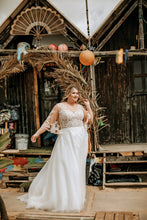 Load image into Gallery viewer, Betaalbare bruidsmode voor de plussize bruid met een maatje meer. Maat 48 met mouw, te passen in de winkel in Naaldwijk - Westland. Trouwen op het strand Zuid Holland