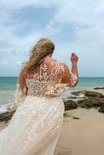 Load image into Gallery viewer, Betaalbare bruidsmode voor de plussize curvy bruid met een maatje meer. Maat 50 te passen in de winkel in Naaldwijk - Westland. In de buurt van s-Gravenzande De Lier en Wateringen