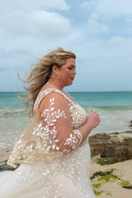 Load image into Gallery viewer, Betaalbare bruidsmode voor de plussize bruid met een maatje meer. met een vlinder mouw Maat 50 te passen in de winkel in Naaldwijk - Westland. Romantisch en stoer Zuid Holland