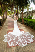 Load image into Gallery viewer, Fit en Flair trouwjurk met kanten top, gladde rok en een lange sleep. Maat 40 te passen in de bruidswinkel in Naaldwijk Westland Zuid Holland - Delftland