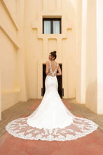 Load image into Gallery viewer, Fit en Flair trouwjurk met kanten top, diepe open rug, sexy back, gladde rok en een lange sleep. Maat 42 te passen in de bruidswinkel in Naaldwijk Westland Rotterdam Zoetermeer