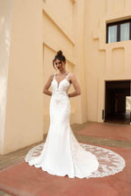 Load image into Gallery viewer, Fit en Flair trouwjurk met kanten top, diepe open rug, gladde rok en een lange kanten sleep. Maat 42 te passen in de bruidswinkel in Naaldwijk in de buurt s'Gravenzande, Delft en Zoetermeer