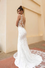 Load image into Gallery viewer, Fit en Flair trouwjurk met kanten top, diepe open rug, gladde rok en een lange sleep. Maat 42 te passen in de bruidswinkel in Naaldwijk Westland Pijnacker en Schipluiden in de buurt Delftland