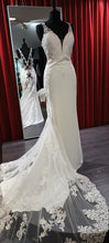 Load image into Gallery viewer, Fit en Flair trouwjurk met kanten top, diepe open rug, gladde rok en een lange sleep. Uniek en sexy Maat 42 te passen in de bruidswinkel in Naaldwijk Westland Zuid Holland nabij Den Haag