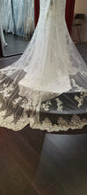 Load image into Gallery viewer, Fit en Flair trouwjurk met kanten top, diepe open rug, gladde rok en een lange sleep. Maat 42 te passen in de bruidswinkel in Naaldwijk Westland Zuid Holland nabij Loosduinen, Kijkduin en Scheveningen