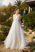 Load image into Gallery viewer, Outlet Sale Betaalbare Bruidsmode prinses trouwjurk, soft pink blush met kanten top en glitter maat 42 400 euro. Passen in de winkel in Naaldwijk Westland regio Den Haag Rotterdam