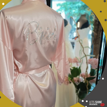 Load image into Gallery viewer, Trouwjurk kopen in het Westland, kamerjas voor de bruid Zuid Holland. Betaalbare bruidsmode Den Haag omgeving Rotterdam