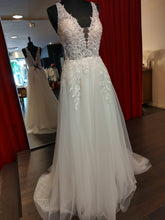 Load image into Gallery viewer, Goedkope trouwjurk tweedehands bruidsmode Zuid Holland direct leverbaar ook voor de plussize bruid. Passen in de winkel in Naaldwijk