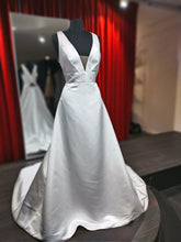 Load image into Gallery viewer, Trouwjurk maat 44 diepe v Blote rug met zakken Rijswijk Rotterdam Zuid Holland. Passen in de bruidswinkel in Naaldwijk