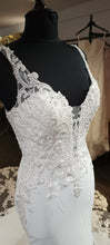 Load image into Gallery viewer, Strakke sexy trouwjurk met kanten top, gladde rok en een lange sleep. Maat 40 te passen in de bruidswinkel in Naaldwijk Westland nabij sgravenzande, Monster en Poeldijk Zuid Holland