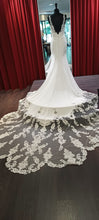 Load image into Gallery viewer, Fit en Flair trouwjurk met kanten top, diepe rug, gladde rok en een lange sleep. Maat 40 te passen in de bruidswinkel in Naaldwijk Westland nabij Zeeland