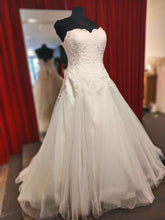 Load image into Gallery viewer, Plussize trouwjurk voor een betaalbare prijs. Maat 46 t/m maat 60 te koop en passen in de bruidswinkel in Naaldwijk - Zuid Holland