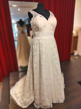 Load image into Gallery viewer, Betaalbare bruidsmode voor de plussize bruid met een maatje meer Curvy bruid. Maat 50 te passen in de winkel in Naaldwijk - Westland. Romantisch Beach wedding