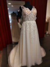Load image into Gallery viewer, Betaalbare bruidsmode voor de plussize bruid met een maatje meer. Maat 52 te passen in de winkel in Naaldwijk - Westland. Nabij Rotterdam en Hoek van Holland Zuid Holland