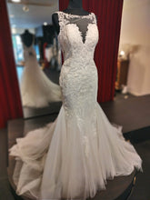 Load image into Gallery viewer, Trouwjurk met een lage rug betaalbare bruidsmode in de bruidswinkel in Naaldwijk Zuid Holland, ook voor de plussize bruid