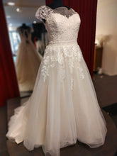 Load image into Gallery viewer, Sale Outlet trouwjurk curvy bruid maat 50 passen in de winkel in Naaldwijk Zoetermeer Sgravenzande