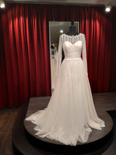 Load image into Gallery viewer, Betaalbare bruidsmode, duurzaam. Oulet en Sale. Tweedehands trouwjurken Kringloop passen en kopen in de winkel in Naaldwijk Zuid Holland. Met lange mouw maat 40 400 euro