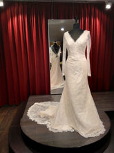 Load image into Gallery viewer, Outlet bruidsmode betaalbare trouwjurken passen en kopen in de winkel in Naaldwijk Westland Zuid Holland maat 38 lange mouw, vintage fit en flair maat 42