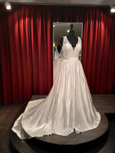 Load image into Gallery viewer, Boho trouwjurk met een prinses feeling. Prachtige A lijn trouwjurk met kanten top en volle rok. Perfect voor een weiland bruiloft op de boerderij of aan het water. Naaldwijk Westland Zuid Holland