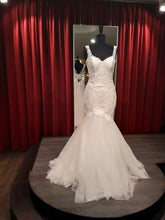 Load image into Gallery viewer, Betaalbare bruidsmode in het centrum van het Westland. Kom trouwjurk passen en kopen in de winkel in Naaldwijk. Fit en Flair in een klein maatje.