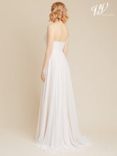 Load image into Gallery viewer, Betaalbare trouwjurk voor een oudere bruid. Passen en te koop in de bruidswinkel in het Westland. Naaldwijk s-Gravenzande Zuid Holland