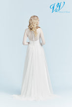 Load image into Gallery viewer, Betaalbare bruidsmode, duurzaam. Oulet en Sale. Tweedehands trouwjurken Kringloop passen en kopen in de winkel in Naaldwijk. Met lange mouw maat 40 400 euro regio Rotterdam Hoek van Holland