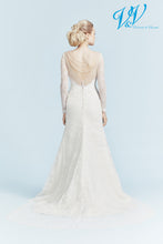 Load image into Gallery viewer, Outlet bruidsmode betaalbare trouwjurken passen en kopen in de winkel in Naaldwijk Westland Zuid Holland maat 38 lange mouw sexy blote rug
