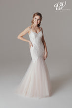 Load image into Gallery viewer, Betaalbare bruidsmode in Naaldwijk. Trouwjurken kopen en passen op afspraak in Naaldwijk. Fit en Flair, met kant en een sexy romantische shape en stijl