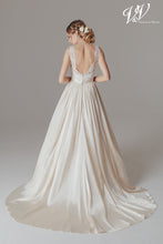 Load image into Gallery viewer, Betaalbare trouwjurk voor een buiten bruiloft. Trouwen in eigen achter tuin. Te koop en passen in de winkel in Naaldwijk vlakbij Schipluiden