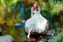 Load image into Gallery viewer, Betaalbare bruidsmode, duurzaam. Oulet en Sale. Tweedehands trouwjurken Kringloop passen en kopen in de winkel in Naaldwijk nabij Delft en Rijswijk. Met lange mouw maat 40 400 euro