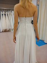 Load image into Gallery viewer, Sexy blote rug voor een bruiloft aan het meer. Trouwen in het Westland met deze prachtige jurk te koop in de bruidswinkel in Naaldwijk maat 42 voor 500,- kom passen.
