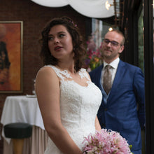 Load image into Gallery viewer, Bruidsvisagie en haar aan huis Zeeland Noord Holland kosten voor een complete plaatje incl helpen met aankleden