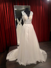 Load image into Gallery viewer, Boho vintage Alijn trouwjurk met een kanten top en een tulle rok, maat 42 te koop en passen in de winkel in Naaldwijk Westland nabij Den Haag Rotterdam