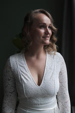 Load image into Gallery viewer, Natuurlijke bruidsvisagie en romantisch bruidskapsel trouwen in noord brabant aan huis. Vintage look met een tweedehands trouwjurk. Naaldwijk Zuid Holland