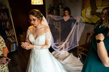 Load image into Gallery viewer, Haar en makeup aan huis voor de bruid in Zoetermeer hulp bij aankleden
