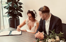 Load image into Gallery viewer, Feestelijke haar en make-up voor de bruid en voor de gasten aan huis Naaldwijk sGravenzande Den Haag