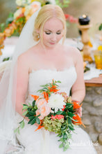 Load image into Gallery viewer, Bruidsmake-up en haar in het buitenland, zelf doen workshop kosten in de winkel in Naaldwijk Westland Zuid Holland