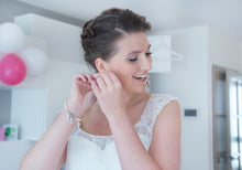 Load image into Gallery viewer, Bruidsvisagie aan huis Delft Den Haag en bruidskapsel