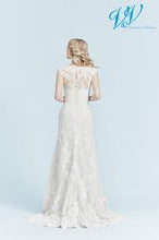 Load image into Gallery viewer, Besparen op je bruiloft kies een betaalbare / goedkope trouwjurk in Zuid Holland. Kopen en passen in de Bruidswinkel in Naaldwijk Westland nabij Den Haag