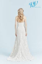 Load image into Gallery viewer, Besparen op je bruiloft kies een betaalbare / goedkope trouwjurk in Zuid Holland. Kopen en passen in de Bruidswinkel in Naaldwijk Westland vlakbij Delft en Rijswijk