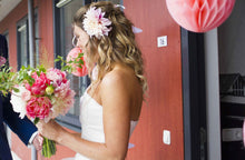 Load image into Gallery viewer, Bruid Haar en make-up met accessoires aan huis voor de bruid. Verse bloem in het romantische stijl - Omgeving Maassluis Maasland Schipluiden Zuid Holland