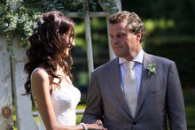 Load image into Gallery viewer, Bruidskapsel aan huis op locatie in Rijswijk te Werve Rotterdam - Trouwen in het park Romantisch haar voor de bruid in Naaldwijk Westland Zuid Holland