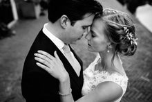 Load image into Gallery viewer, Bruidsmakeup en haar aan huis en op locatie omgeving; Leiden, Den Haag, Pijnacker en Nootdorp. Makeup voor de bruid aan huis, proefsessie in de winkel in Naaldwijk Zuid Holland