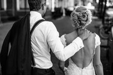 Load image into Gallery viewer, Bruidskapsel aan huis en makeup voor een complete prijs. Bruidsarrangement koste 450 euro. Romantisch en gewoon helemaal jezelf. Proefsessie in Naaldwijk Westland Zuid Holland